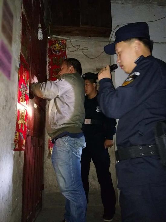 焦作粗心妈妈误将幼女锁家中 民警全城寻开锁师傅开门